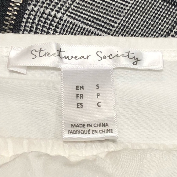 Off-shoulder romper with belt - Picture 5 of 5